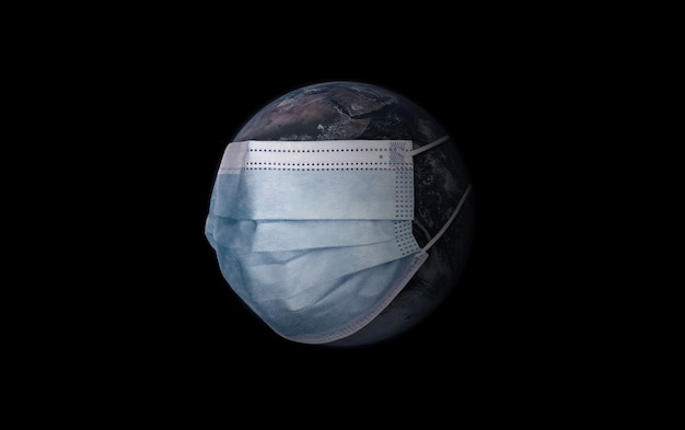 Foto planeta terra com máscara médica em um preto. conceito de poluição ambiental