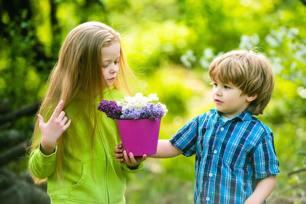 Planeta verde primavera en el rancho trabajadores agrícolas ecológicos para niños pequeños