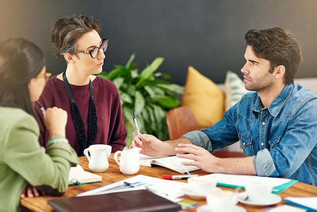 Planificación de agencias creativas y personas de negocios en reuniones de trabajo en equipo o conversación para el resumen del proyecto Personal o empleados del grupo con asociación inicio o cooperación con apoyo de ideas o retroalimentación