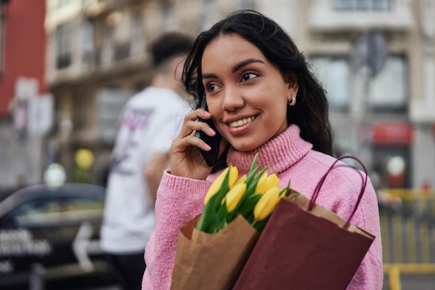 Planificación de una cena sorpresa romántica con tulipanes y vino