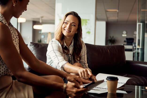 Planificación contable y tableta con personas de negocios que se reúnen en la oficina para el crecimiento financiero o la gestión Colaboración corporativa y económica con mujeres empleadas en el lugar de trabajo lobby para la inversión