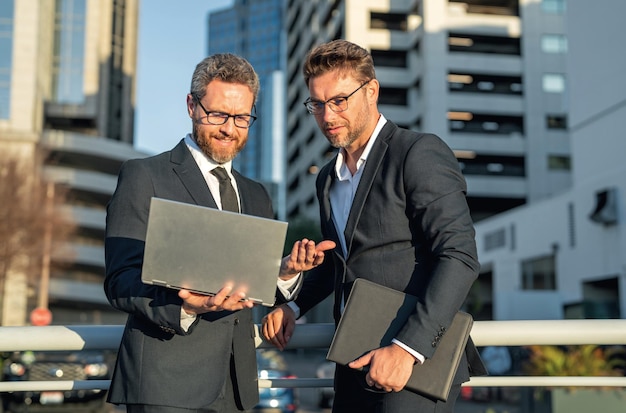 Foto planificación de dos equipos de negocios estrategia dos equipos de hombres de negocios enfoque estratégico fue eficaz en