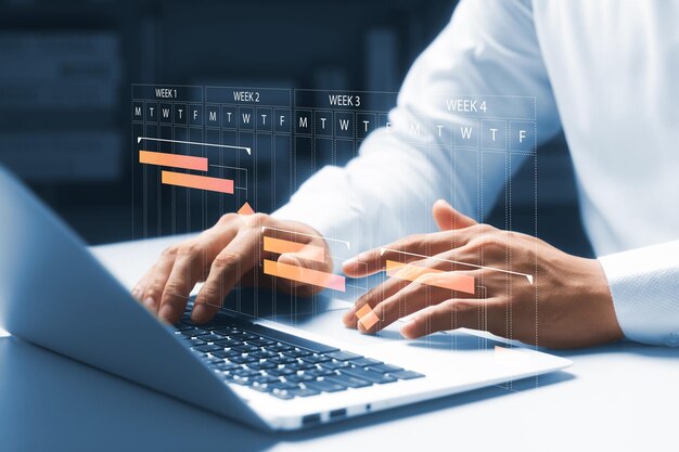 Planificación e implementación La gente de negocios utiliza computadoras portátiles para administrar proyectos de trabajo y actualizar tareas Progreso del trabajo Programación eficiente