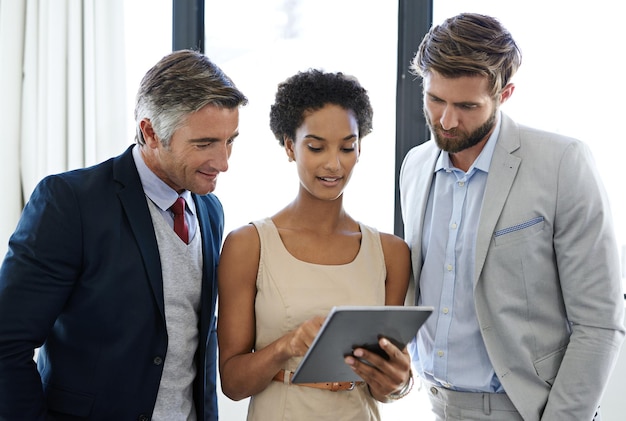 Planificación empresarial eficiente con la ayuda de la tecnología Foto de compañeros de trabajo discutiendo el trabajo en una tableta digital