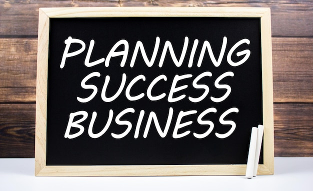 Planificación empresarial exitosa escrita en una pizarra Planificación de gestión y desarrollo de partes de un proyecto empresarial