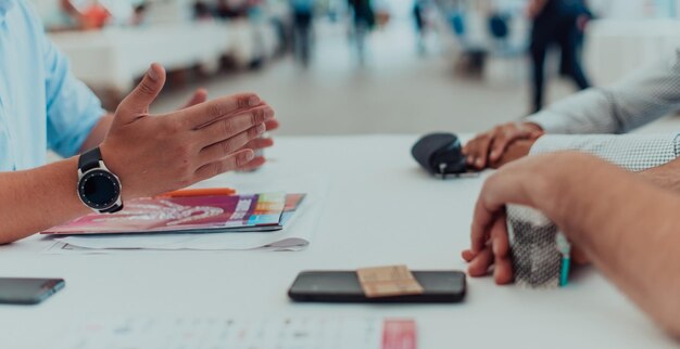 Foto planificación empresarial y presentación de estrategias empresariales que trascienden los conceptos de comunicación y trabajo en equipo.