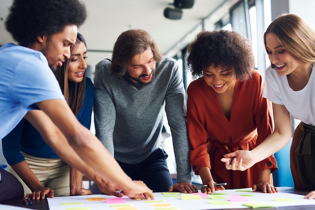 Foto planificación de empresarios creativos con nota adhesiva