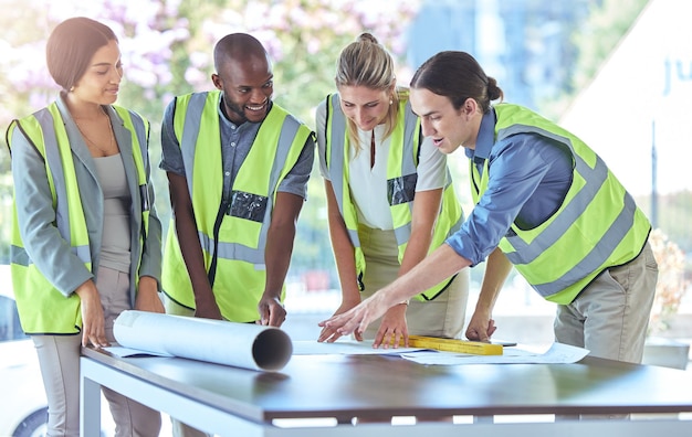 Planificación del equipo de ingenieros industriales con papeleo de planos en una reunión en una oficina o sala de juntas Un grupo de arquitectos colaboran en un proyecto de construcción trabajando juntos en el diseño