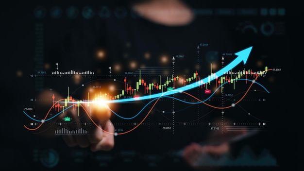 Planificación y estrategia de los inversores Empresarios del mercado de valores que trabajan con gráficos técnicos de precios e indicadores Gráfico de velas y pantalla de tableta de negociación de acciones Concepto de crecimiento de la inversión financiera