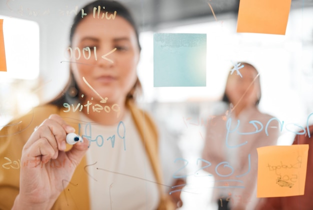 Foto planificación de ideas o mujer escribiendo una estrategia de marketing plan publicitario o soluciones de marca reunión de equipo de notas adhesivas o empleado enfocado trabajando en un proyecto de inicio global o objetivos de equipo