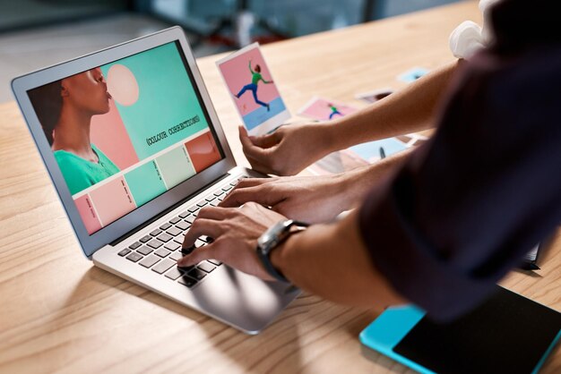 Planificación de portátiles y manos de personas para investigación de diseño web y colaboración de proyectos en línea en la oficina Internet digital y ideas creativas de sitios web con software tecnológico y trabajo en equipo en el escritorio