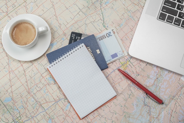 Foto planificación y preparación de viajes con ordenador a través de internet.