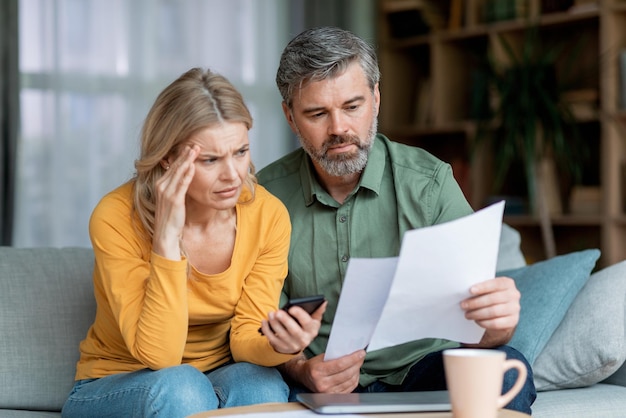 Planificación Presupuestaria Cónyuges De Mediana Edad Estresados Con Papeles Y Cálculo De Gastos Familiares