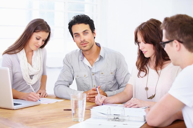 Foto planificación de retratos y personas de negocios en reuniones en el trabajo para colaboración estratégica o trabajo en equipo. hablando de empresas y grupos de empleados, haciendo lluvia de ideas, escribiendo notas y comunicando ideas.