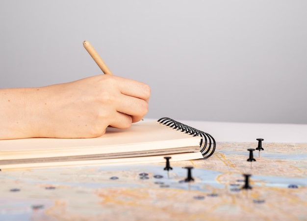 Planificación de ruta de viaje con mapa de viaje y cuaderno Concepto de itinerario