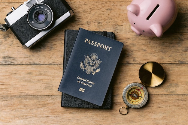 Planificación de un viaje de fotografía concepto de pasaporte cámara caja fuerte brújula viaje