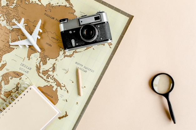 Planificación de viajes de vacaciones planifique un viaje de vacaciones usando el mapa mundial junto con otros accesorios de viaje arriba