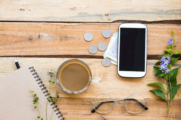 planificador de cuaderno, efectivo, monedas, teléfono móvil para trabajos comerciales