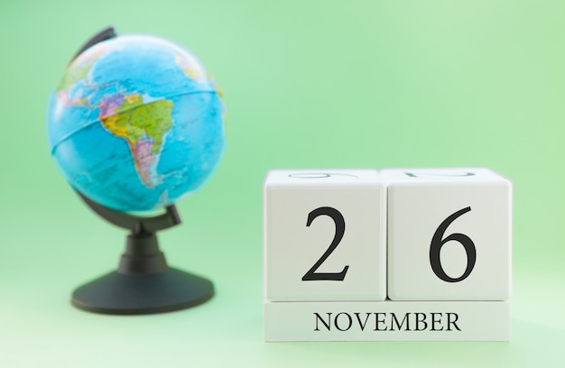 Planificador de cubo de madera con números, 26 días del mes de noviembre, otoño