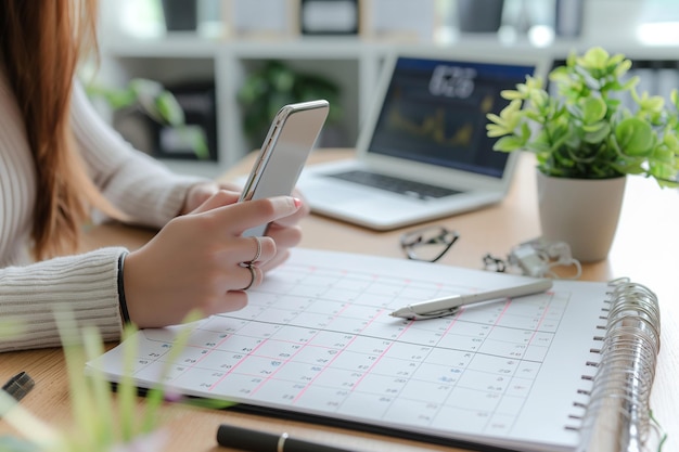 Foto planificador de eventos cronograma plano de agenda sobre organizar programação evento mulher de negócios usando telefone móvel