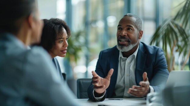 Un planificador financiero discutiendo los planes de jubilación con una pareja