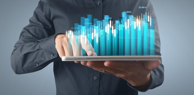 Planifique el crecimiento del gráfico y el aumento de los indicadores positivos del gráfico en su negocio en tableta