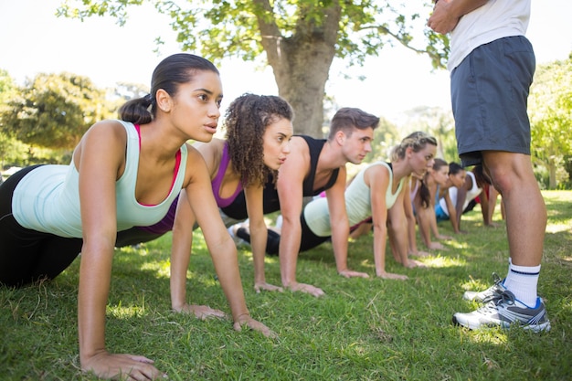 Planking de grupo de fitness no parque