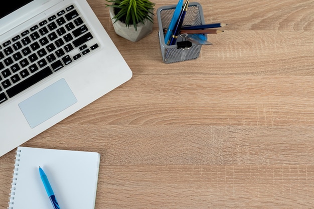 Planner libro pluma portátil en escritorio de madera trabajo independiente en el concepto de casa
