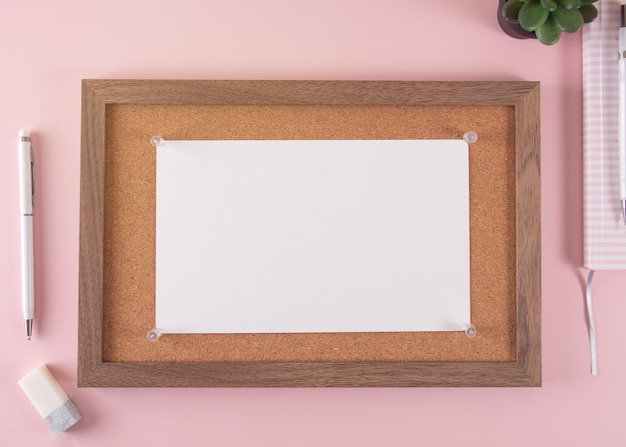 Planning Cork Frame Mockup in einem rosa Hintergrund