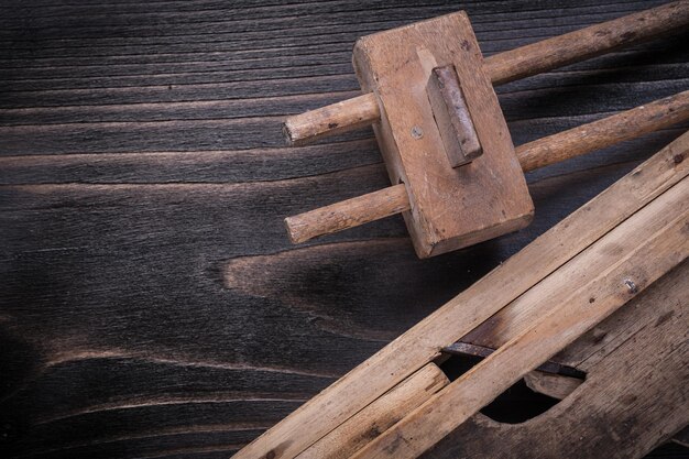 Plano de afeitado de calibre de marcado vintage en concepto de construcción de tablero de madera