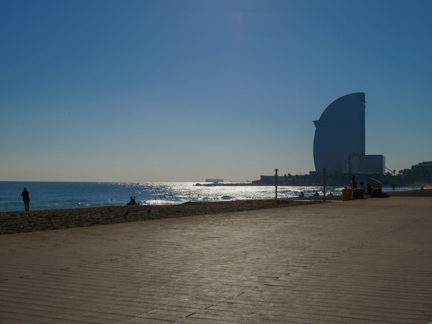 Plano amplio de la playa de la Barceloneta en España