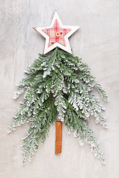 Plano de árbol de Navidad yacía en el gris