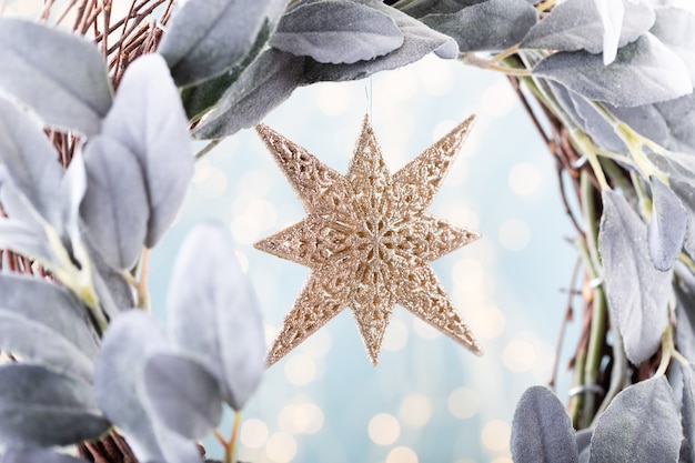 Foto plano de árbol de navidad yacía sobre el fondo gris.