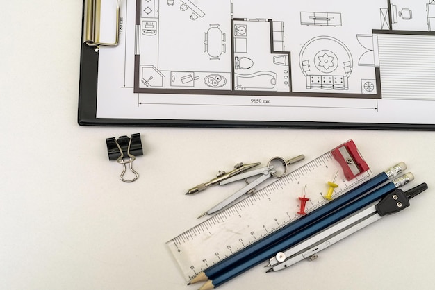 Plano de casa de dibujo con instrumentos de dibujo construcción de bienes raíces