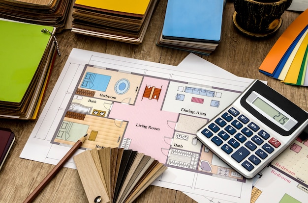 Plano de la casa con muestras de materiales sobre la mesa.