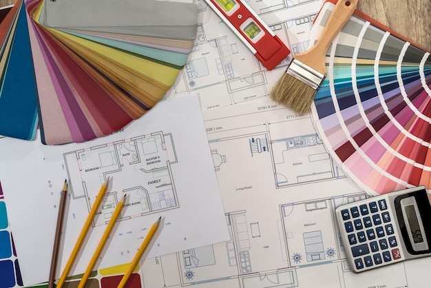 Plano de la casa con paleta de colores, calculadora y pincel