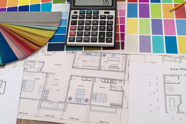 Plano de la casa con paleta de colores, calculadora y pincel