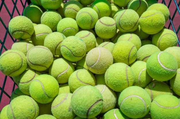 Plano cerrado de pelotas de tenis em patrón utilizado na cancha de juegos