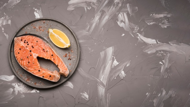 Foto plano colocar bife de salmão cru na bandeja com espaço de cópia