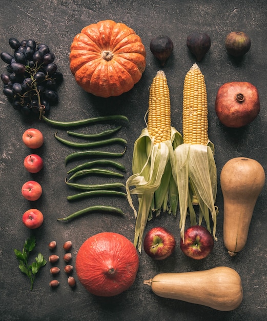 Foto plano colocar legumes e frutas da época em fundo cinza