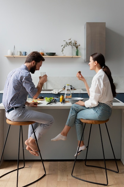 Foto plano completo de pessoas comendo juntas