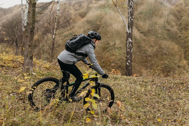 Foto plano completo del hombre en bicicleta