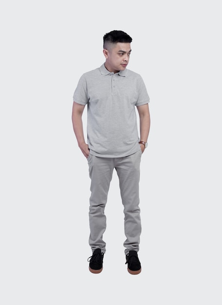 Plano completo de hombre guapo vestido con polo gris