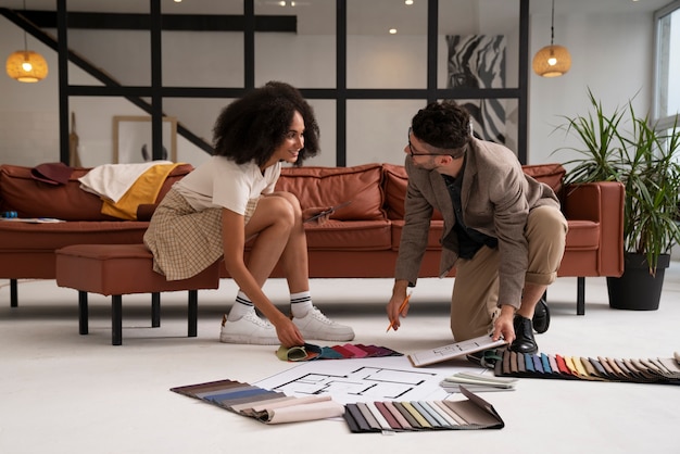 Foto plano completo de personas trabajando juntas en interiores