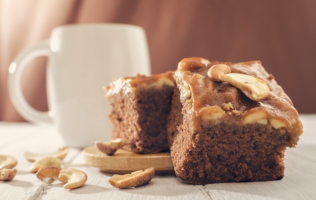 plano corto de crema de caramelo salado hecho en casa brownie toffee