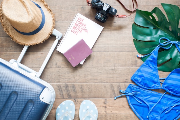 Plano criativo conceito de férias de verão com mala