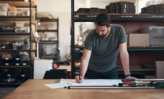 Plano de arquitetura e desenho de homem para renovação ou reparação de edifícios em construção