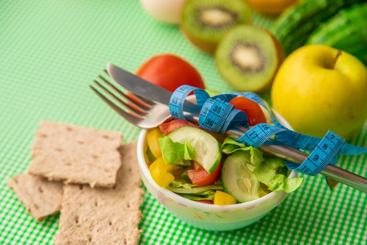 Foto plano de dieta semanal. o conceito de nutrição adequada. foco seletivo.