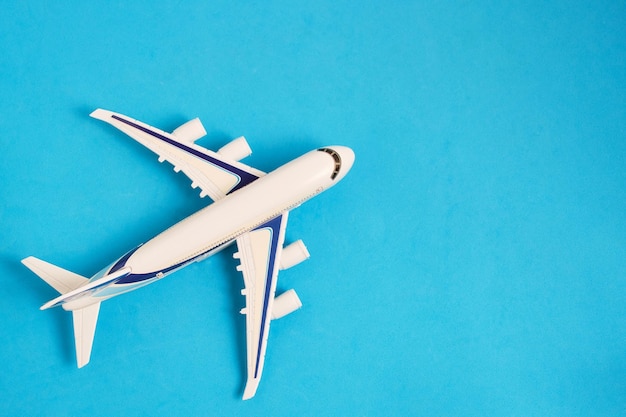 Plano de fundo azul modelo de aviãoConcepção de viagens e recreação