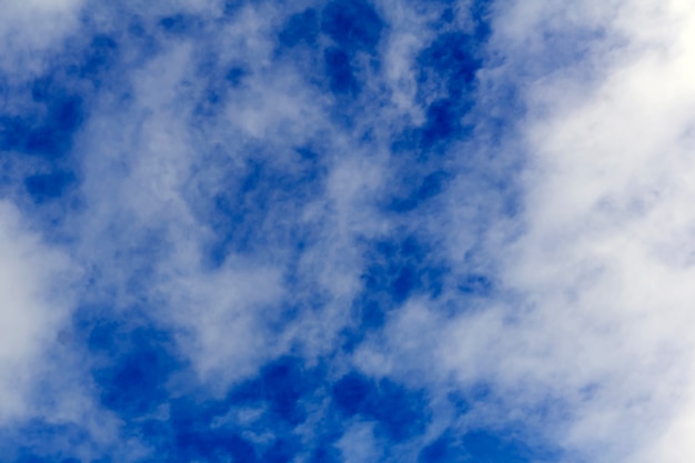 Plano de fundo - céu azul com nuvens brancas esfarrapadas fotografadas de perto